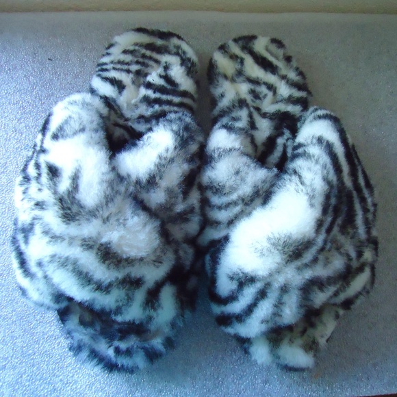 EMU Australia x Free People Mayberry Animal Black + White Zebra Size W10/M9 - Picture 1 of 9